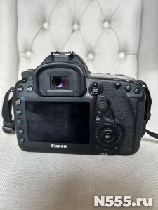 Корпус Canon EOS 5D Mark IV с линзой, резким вспышкой, идеал фото 1